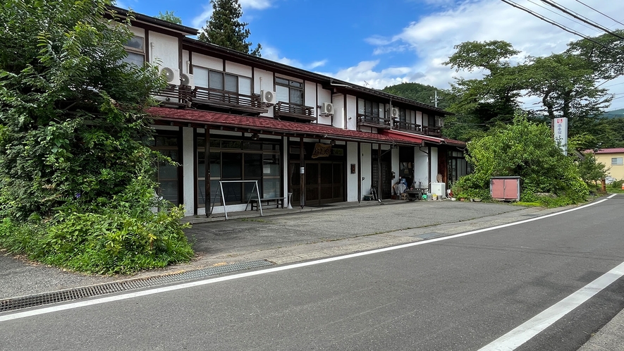 【外観】大自然が広がる猿ヶ京温泉に佇む当館