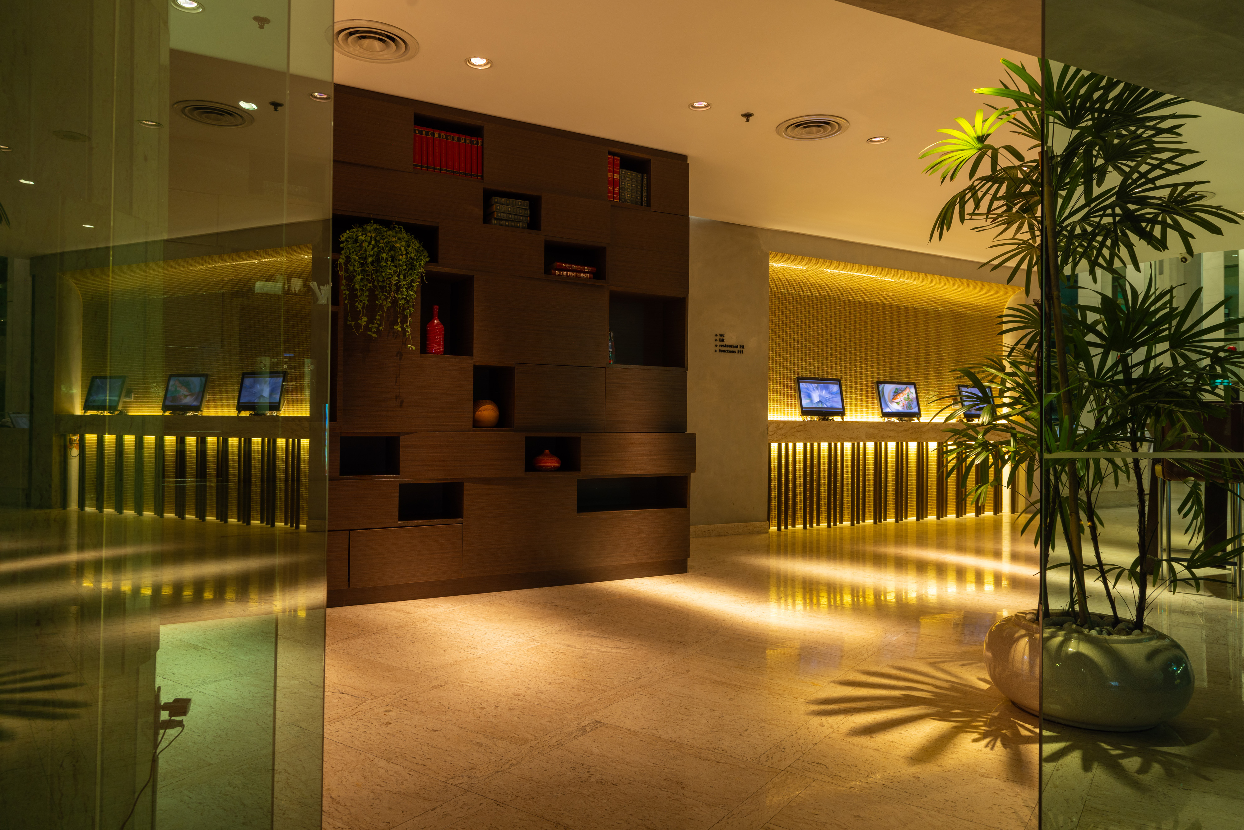 LiT BANGKOK Hotel - Lobby