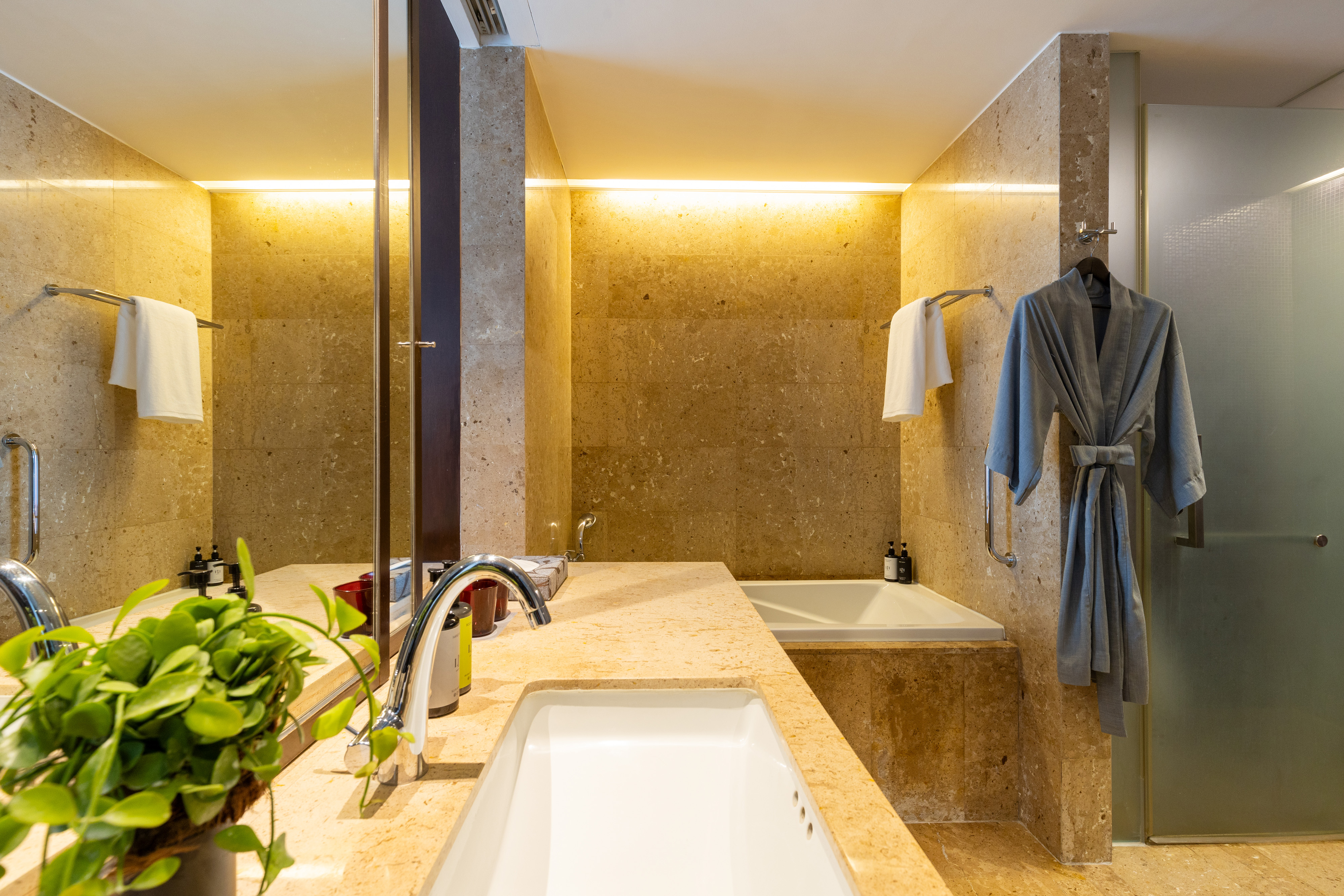 Triple Luxe Suite - bathroom