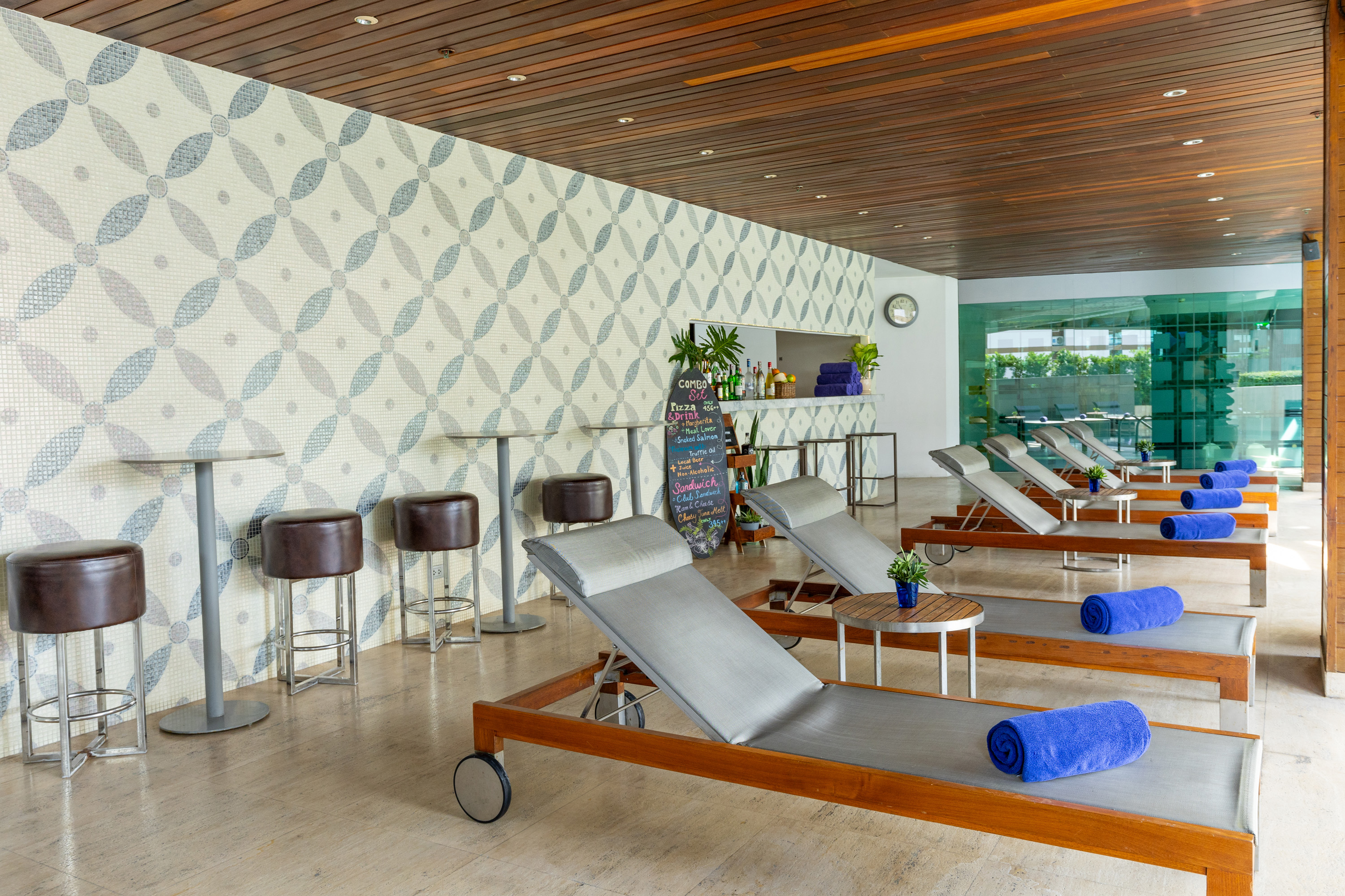 Pool Bar