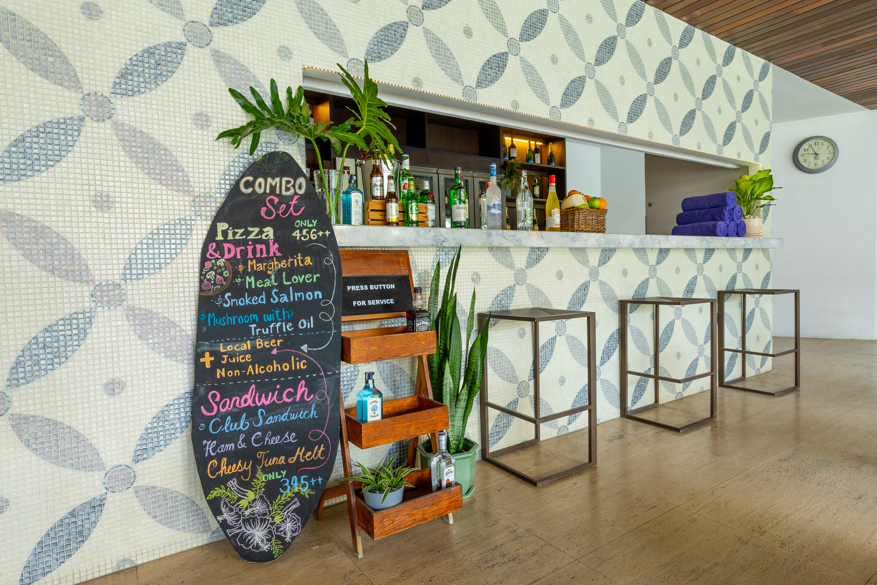 Pool Bar