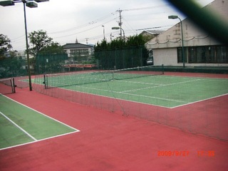 付近のテニスコート