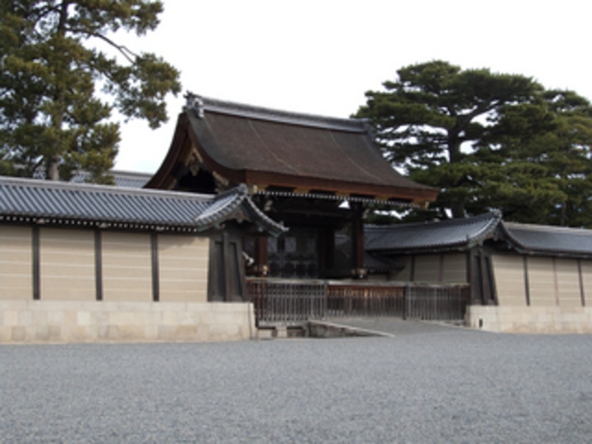 京都御所（徒歩で10分ほどです）♪