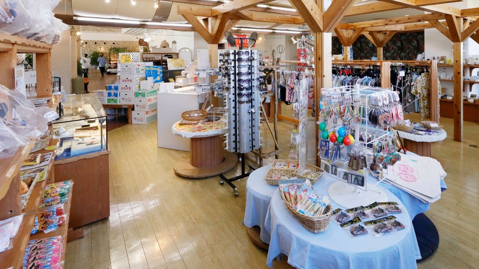 【売店おみやげコーナー】売店はフロント隣です