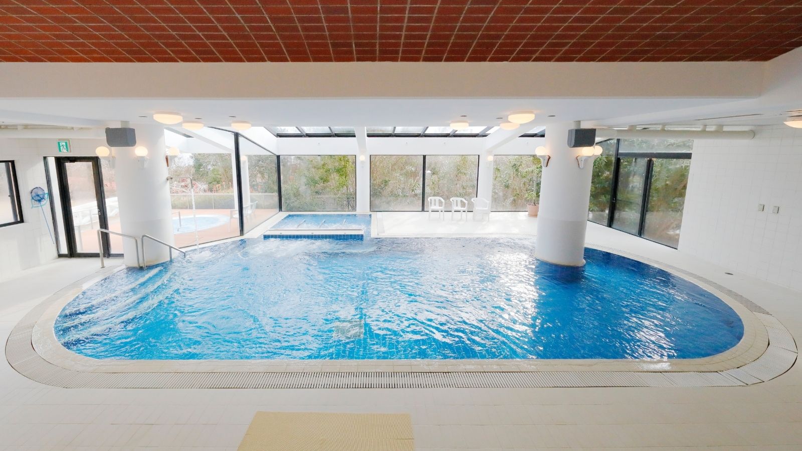 【屋内プール（クアハウス内）】自然もすぐそばに感じられる屋内プールです