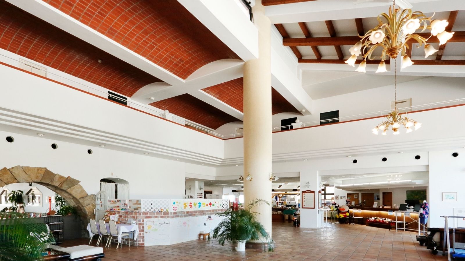 【1Fロビー内全体】高い天井で開放感もあります