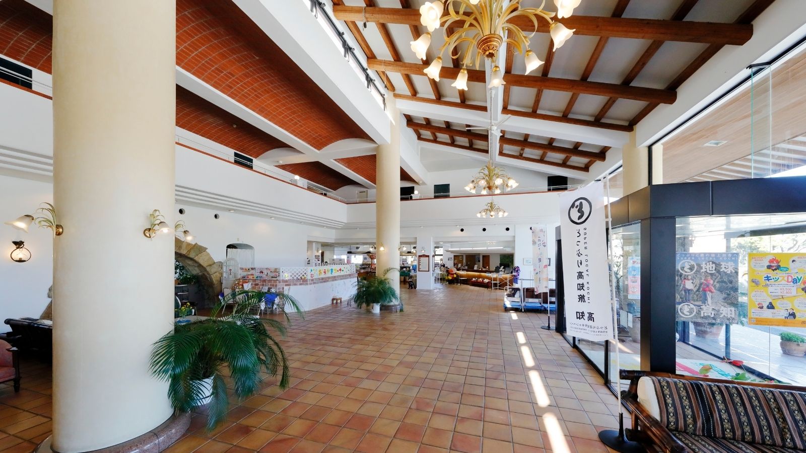 【1Fロビー内全体】このロビーで皆様をお出迎え致します