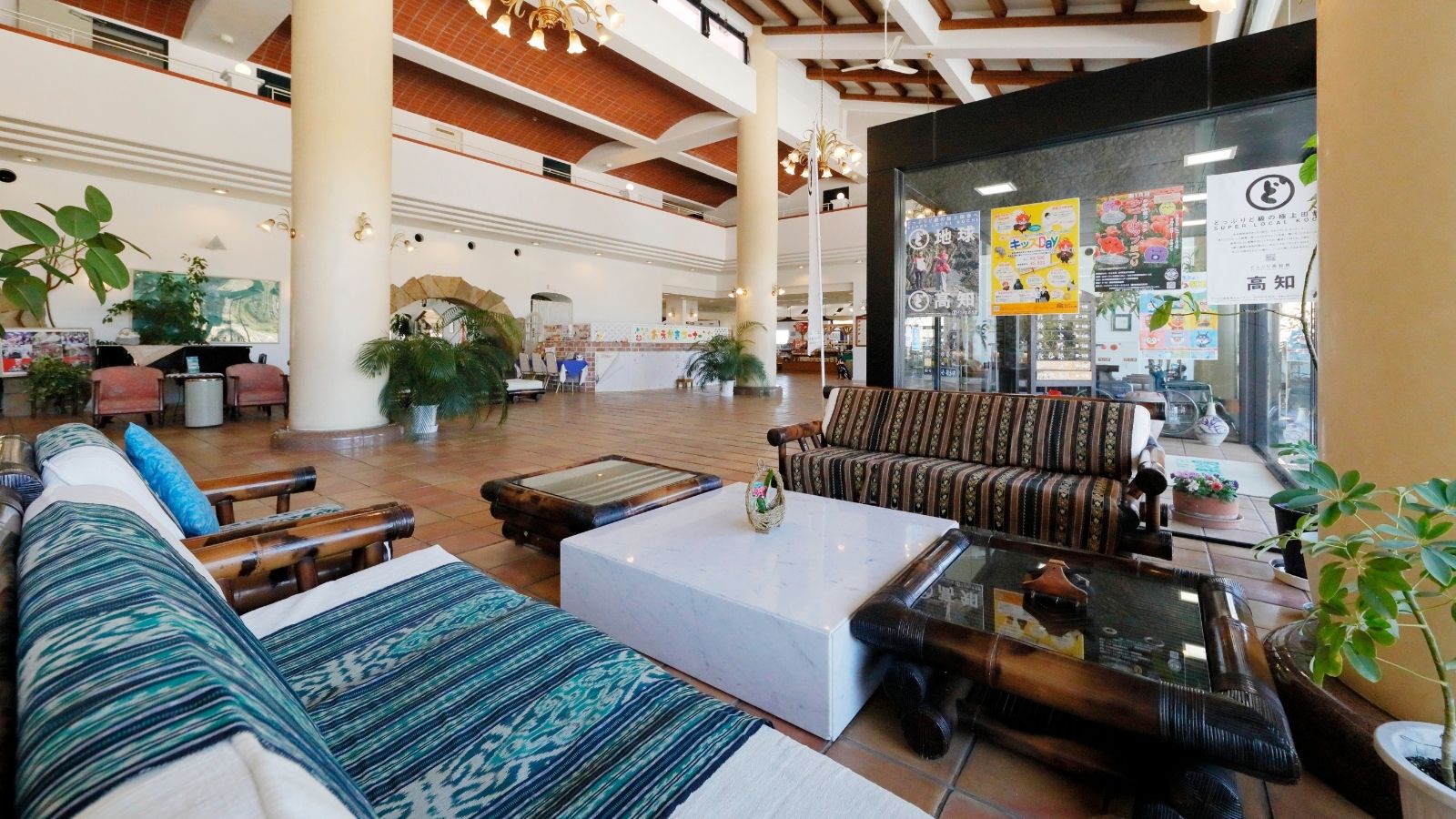 【ロビー内ラウンジ】心地のいい空間です