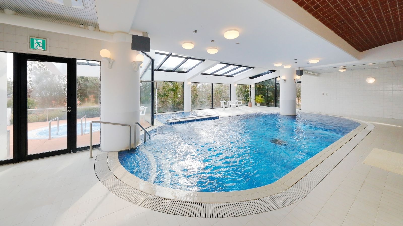【屋内プール（クアハウス内）】屋外のジャグジーにも繋がっております