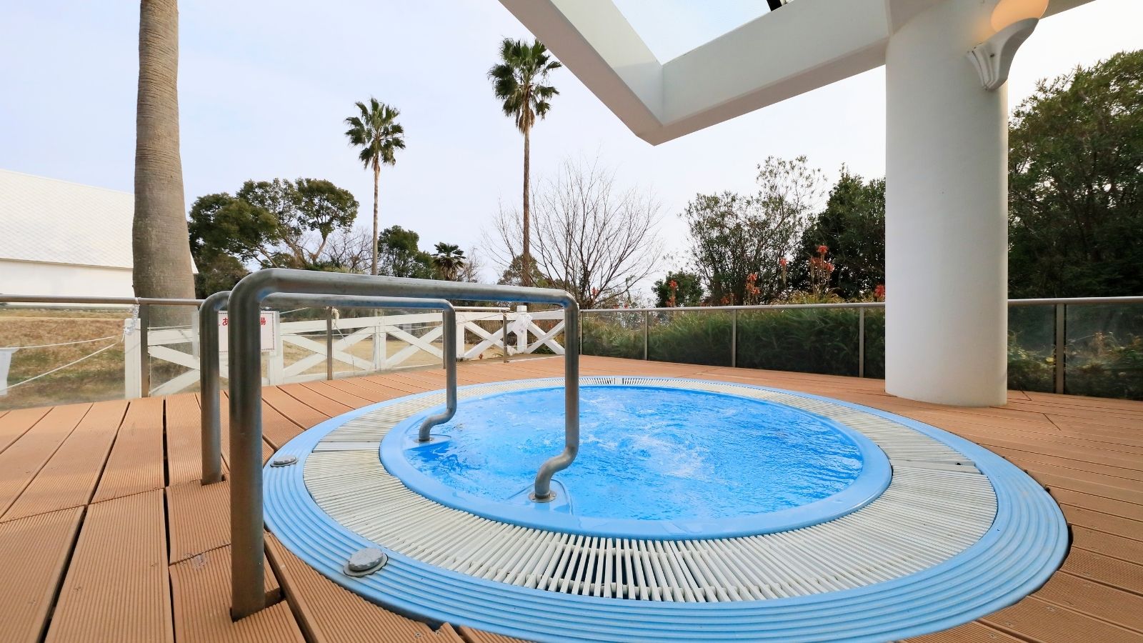 【屋内プール（クアハウス内）】デッキに設営された露天ジャグジーとなります