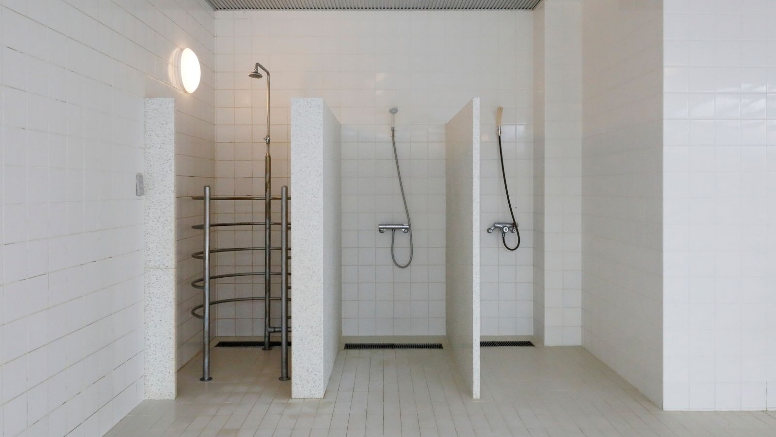 【屋内プール（クアハウス内）】シャワールーム