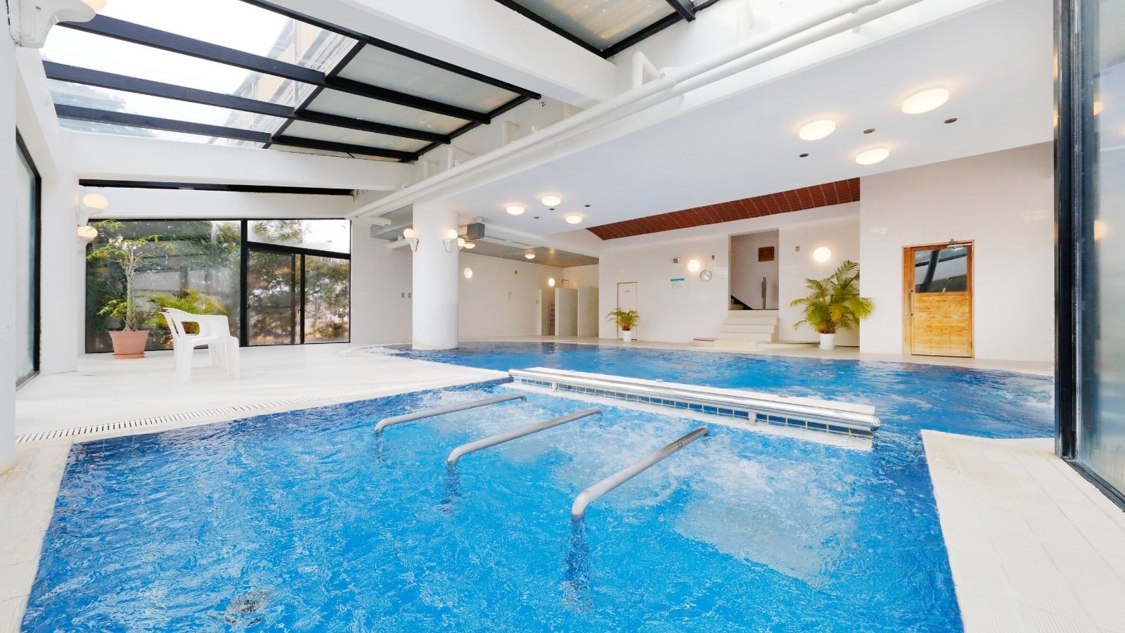 【屋内プール（クアハウス内）】ご家族やお仲間と一緒に楽しみましょう！