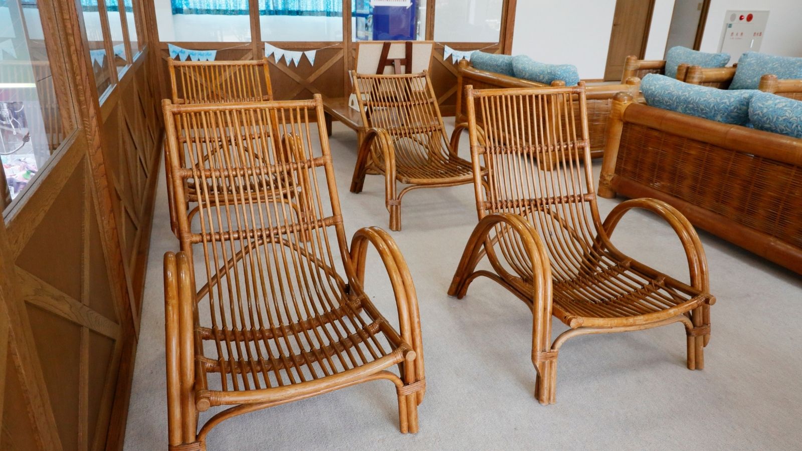 【休憩所（クアハウス内）】寝そべるのに最適です♪