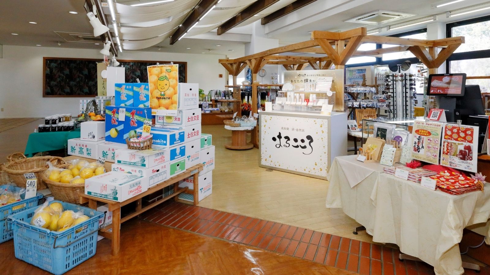 【売店おみやげコーナー】様々なおみやげ商品を御用いしております