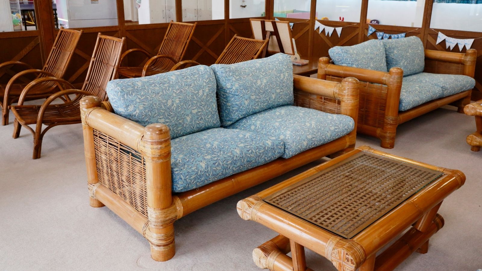 【休憩所（クアハウス内）】広い空間に南客もある籐の椅子