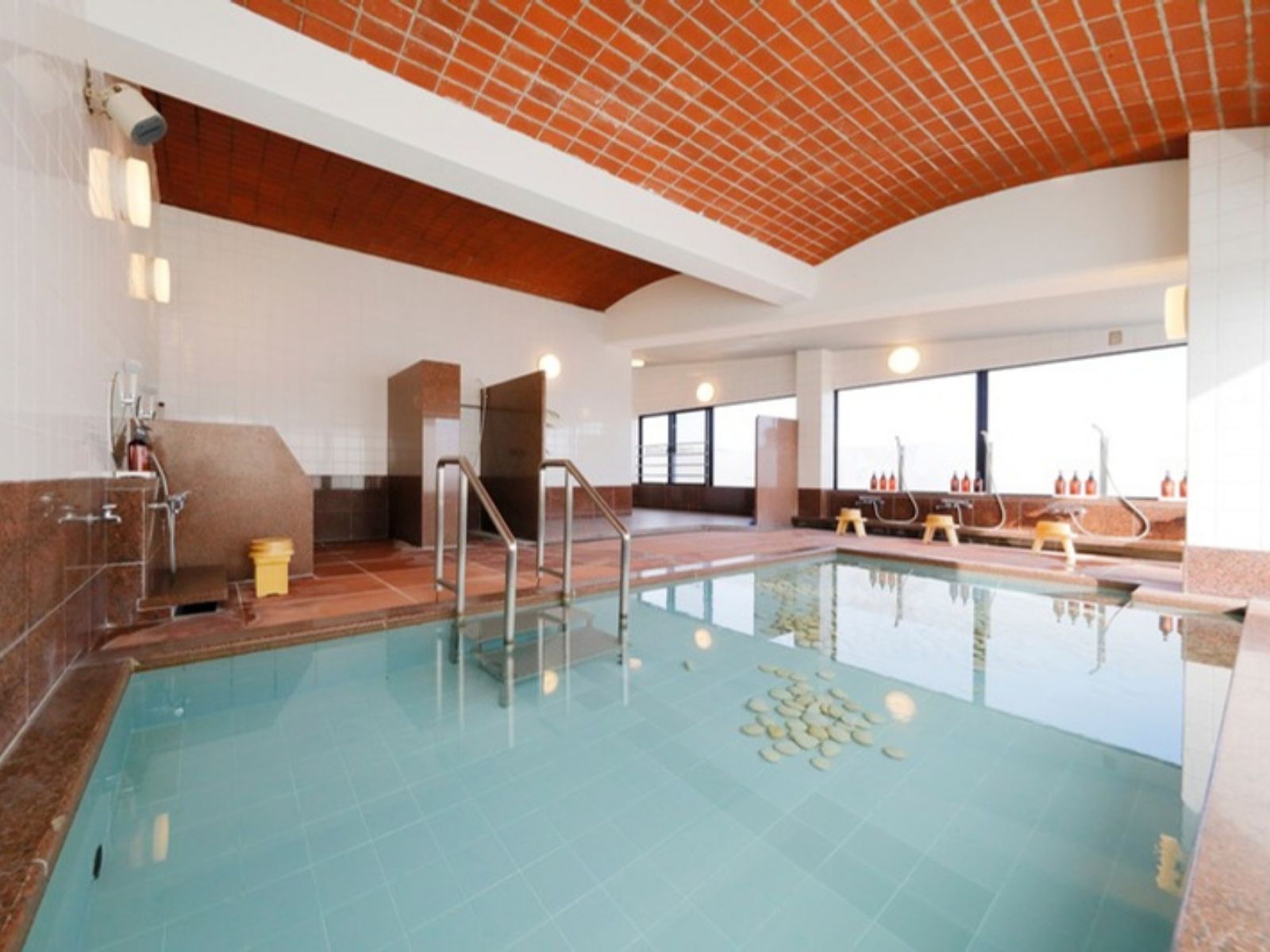 【男性用大浴場（クアハウス内）】窓から外の光がめいっぱい入ってくる明るい浴室です