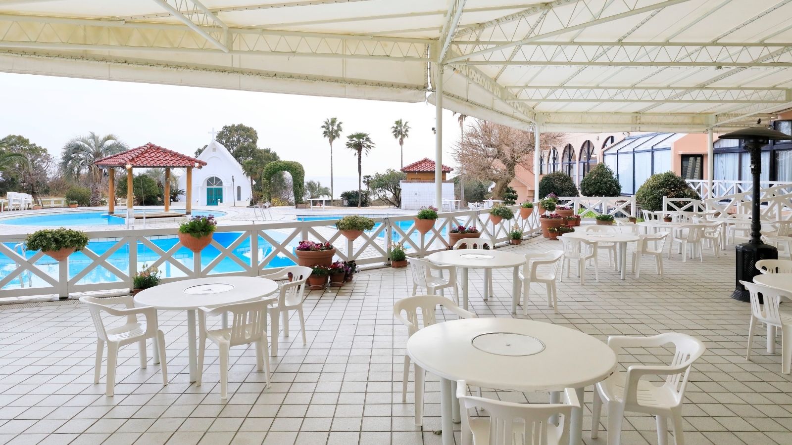 【館内　プール】プールのある中庭とレストランとは繋がっております