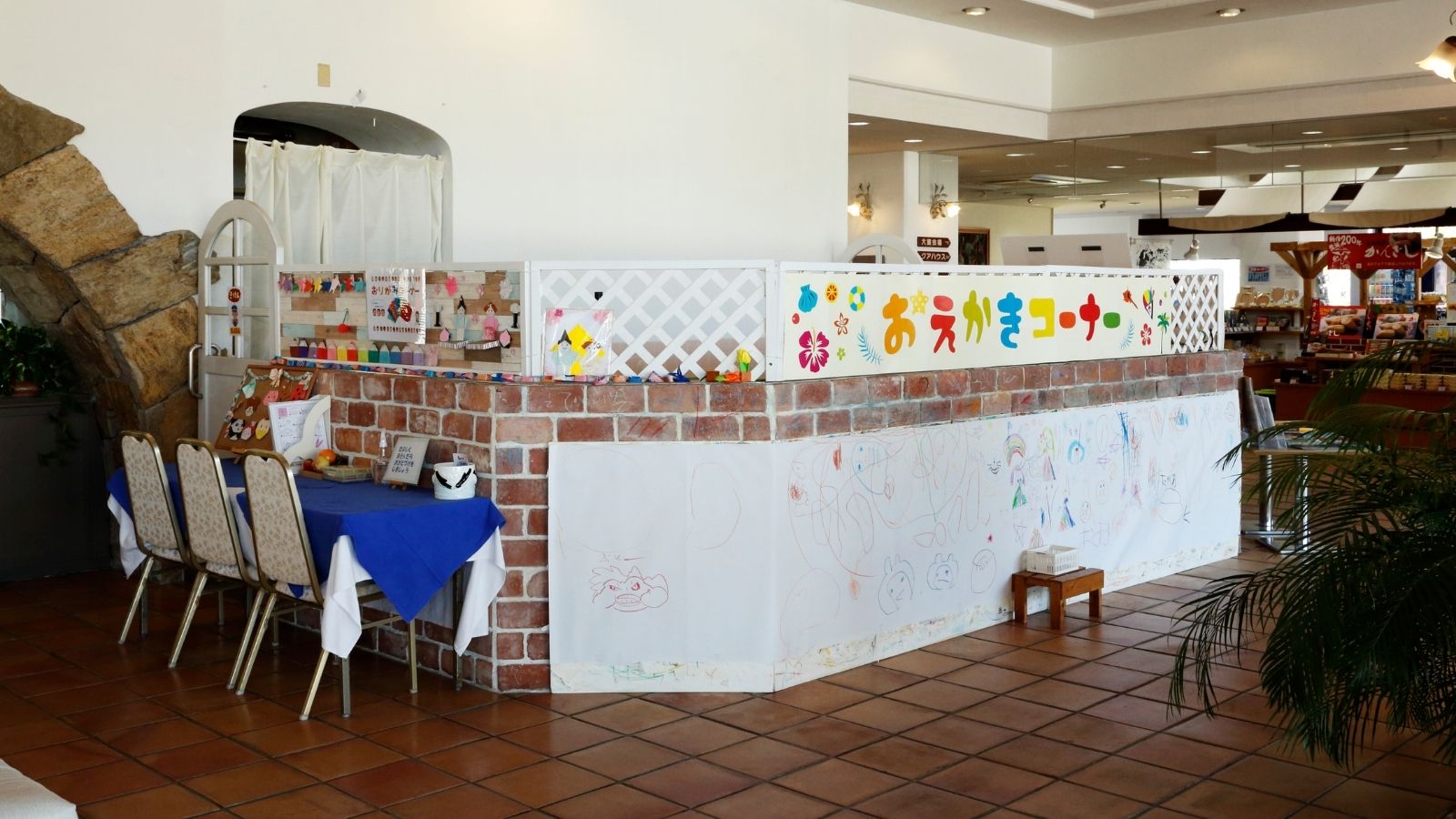 【ロビー】おえかきコーナーもございます♪