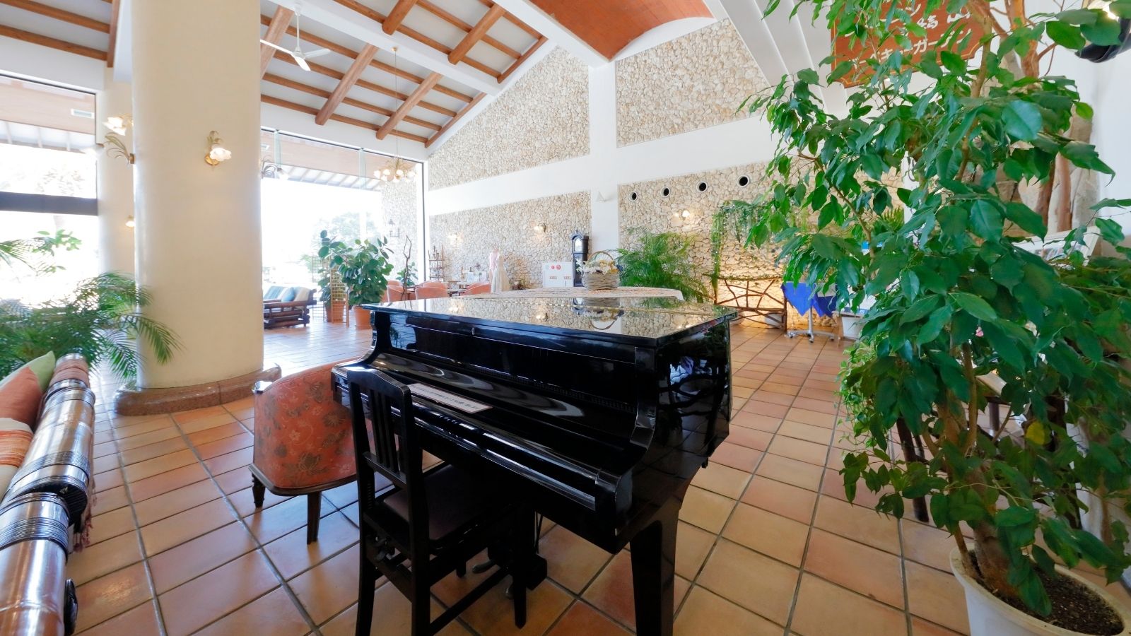 【ロビー内ラウンジ】ピアノ