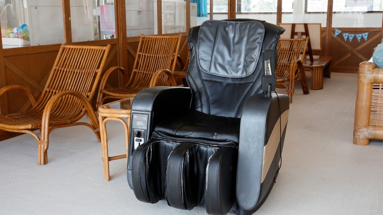 【休憩所（クアハウス内）】歩き疲れたら、ふくらはぎも癒してくれるマッサージチェアをご利用ください