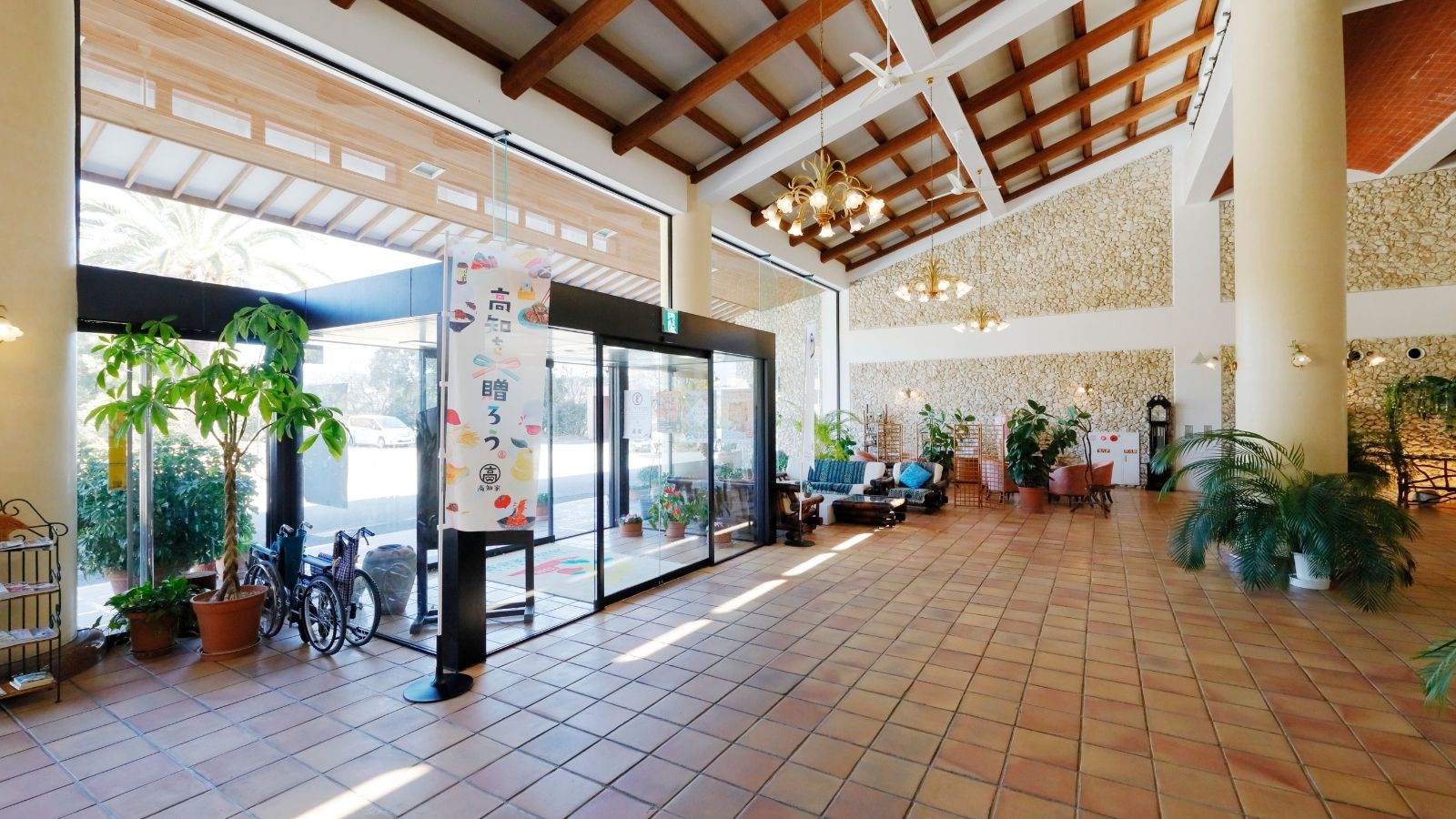 【1Fロビー内全体】南国を思わせる設えのエントランスロビー