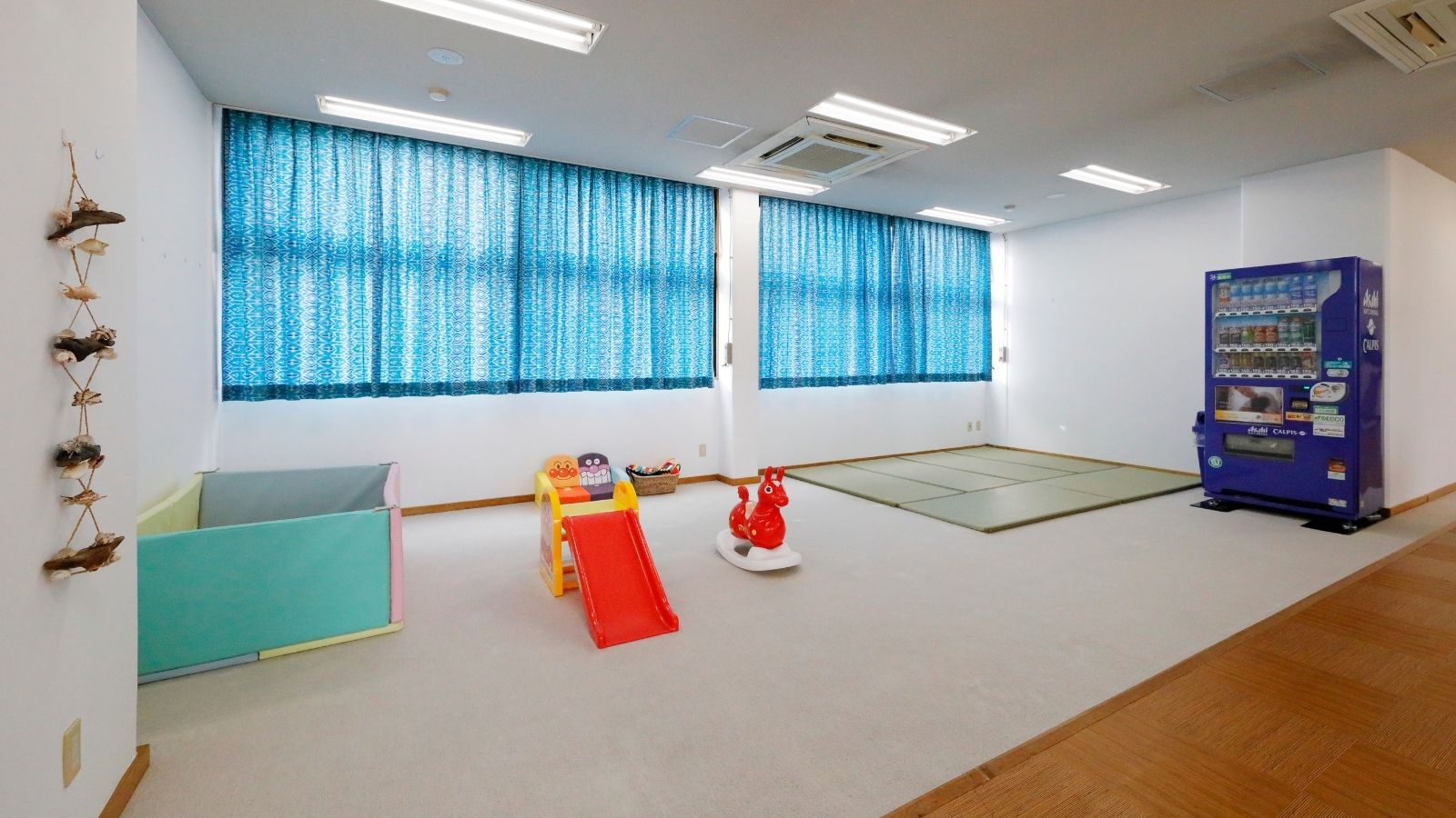 【休憩所（クアハウス内）】ケガをしないよう広めのスペースとなっております