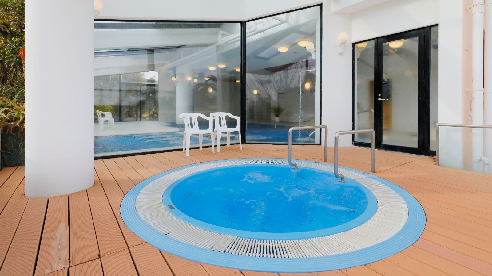 【屋内プール（クアハウス内）】まさに非日常な世界です！