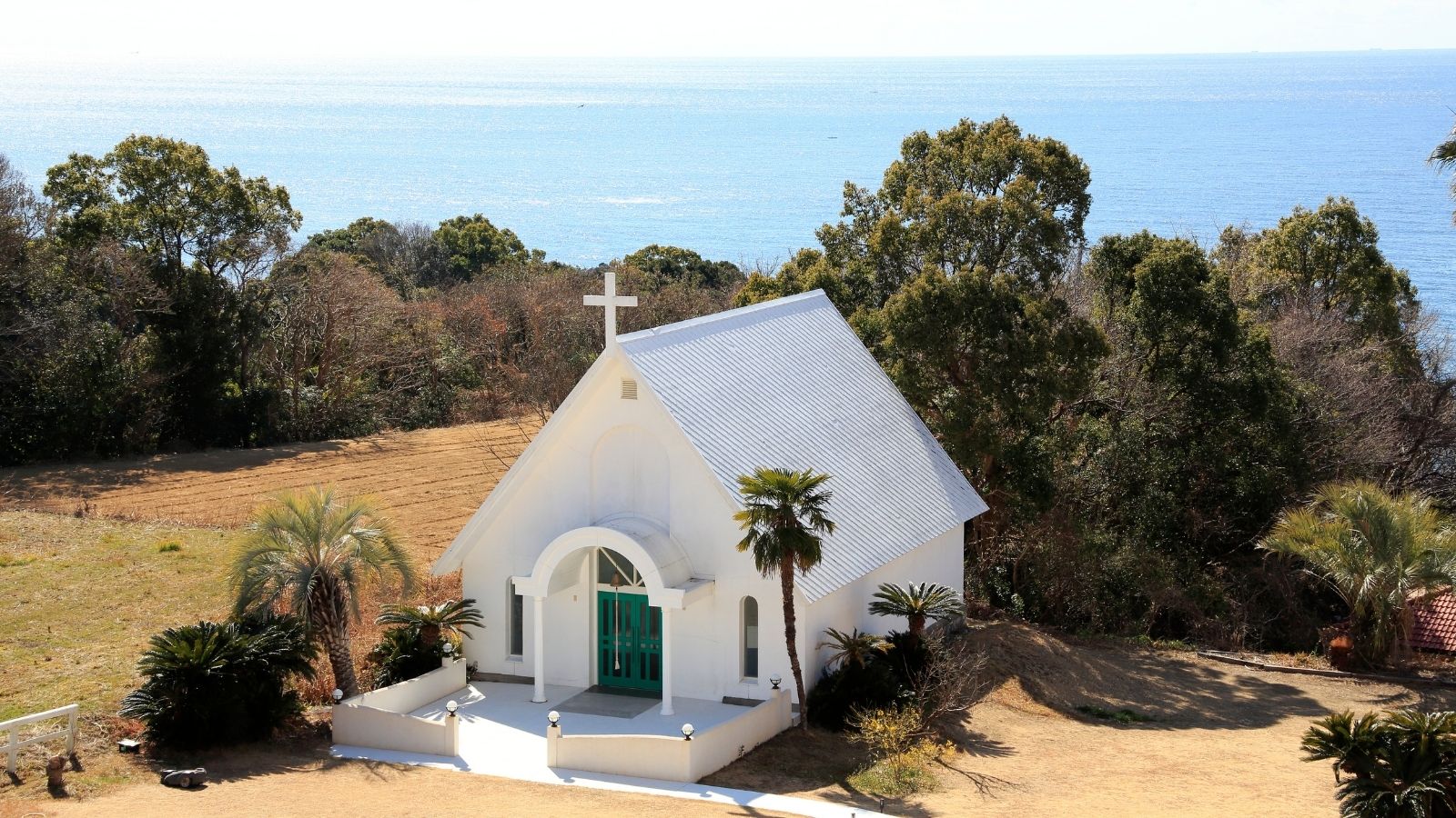 【チャペル】青空と海のグラデーションとコントラストが美しいです