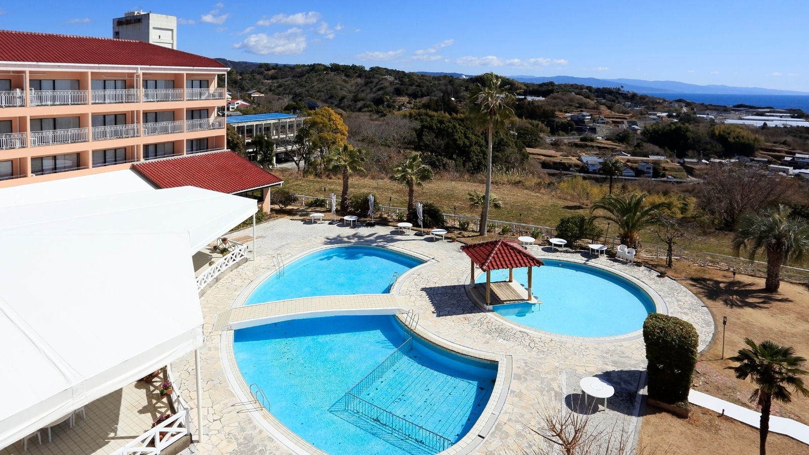 【屋外プール】ホテルの中庭は屋外プールとなっています