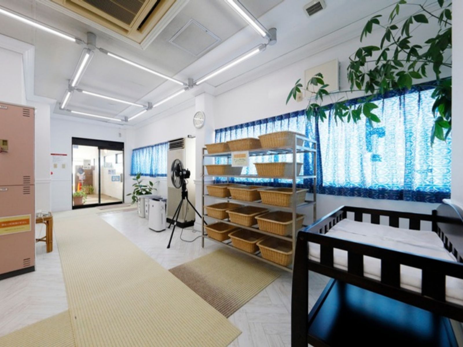 【女性用大浴場】脱衣所にはベビー用脱衣ベッドをご用意しております