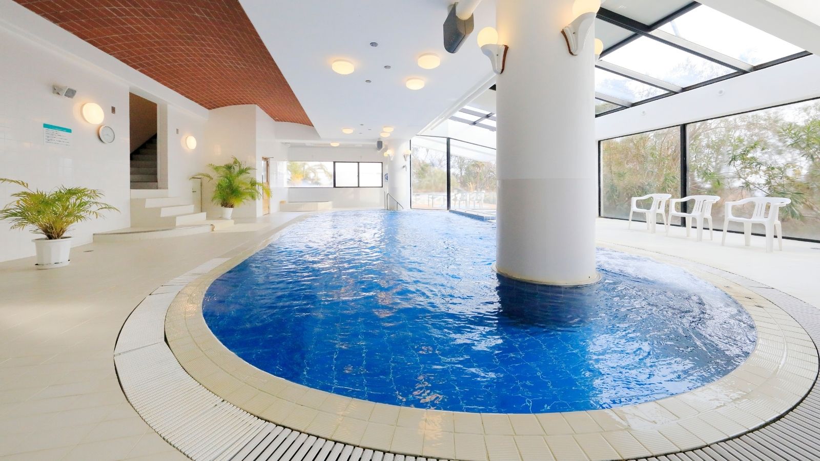 【屋内プール（クアハウス内）】水着のレンタルも行っております