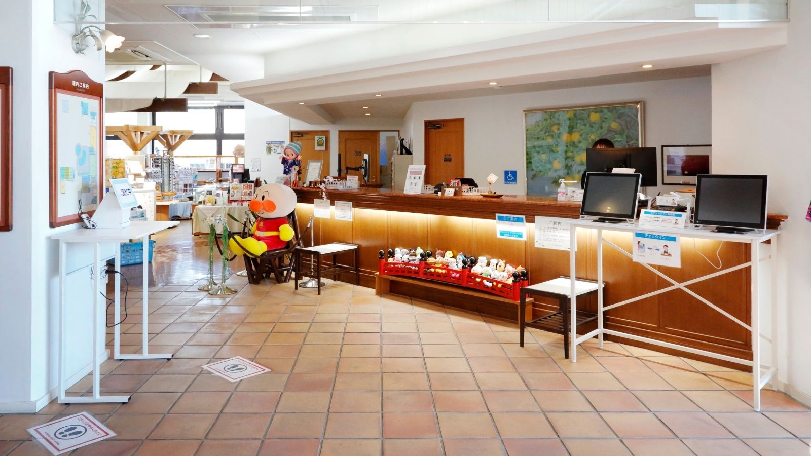 【フロント】ロビーに入って右側がフロントとなっております