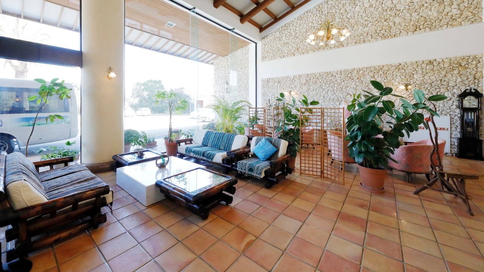 【ロビー内ラウンジ】たくさんの植物に癒されます