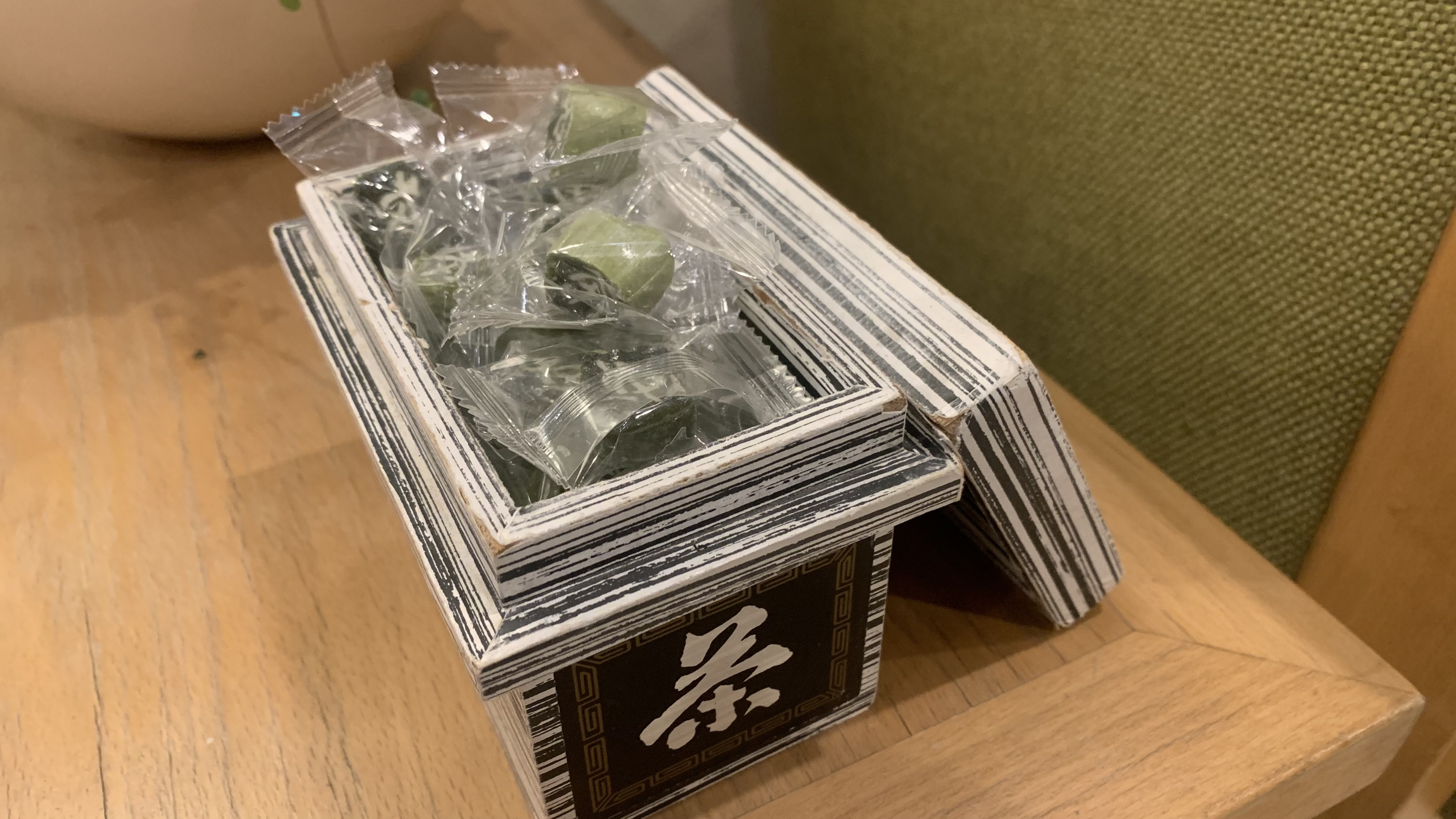 ロビーには静岡銘菓『茶飴』もございます♪　お土産用に販売もございます♪