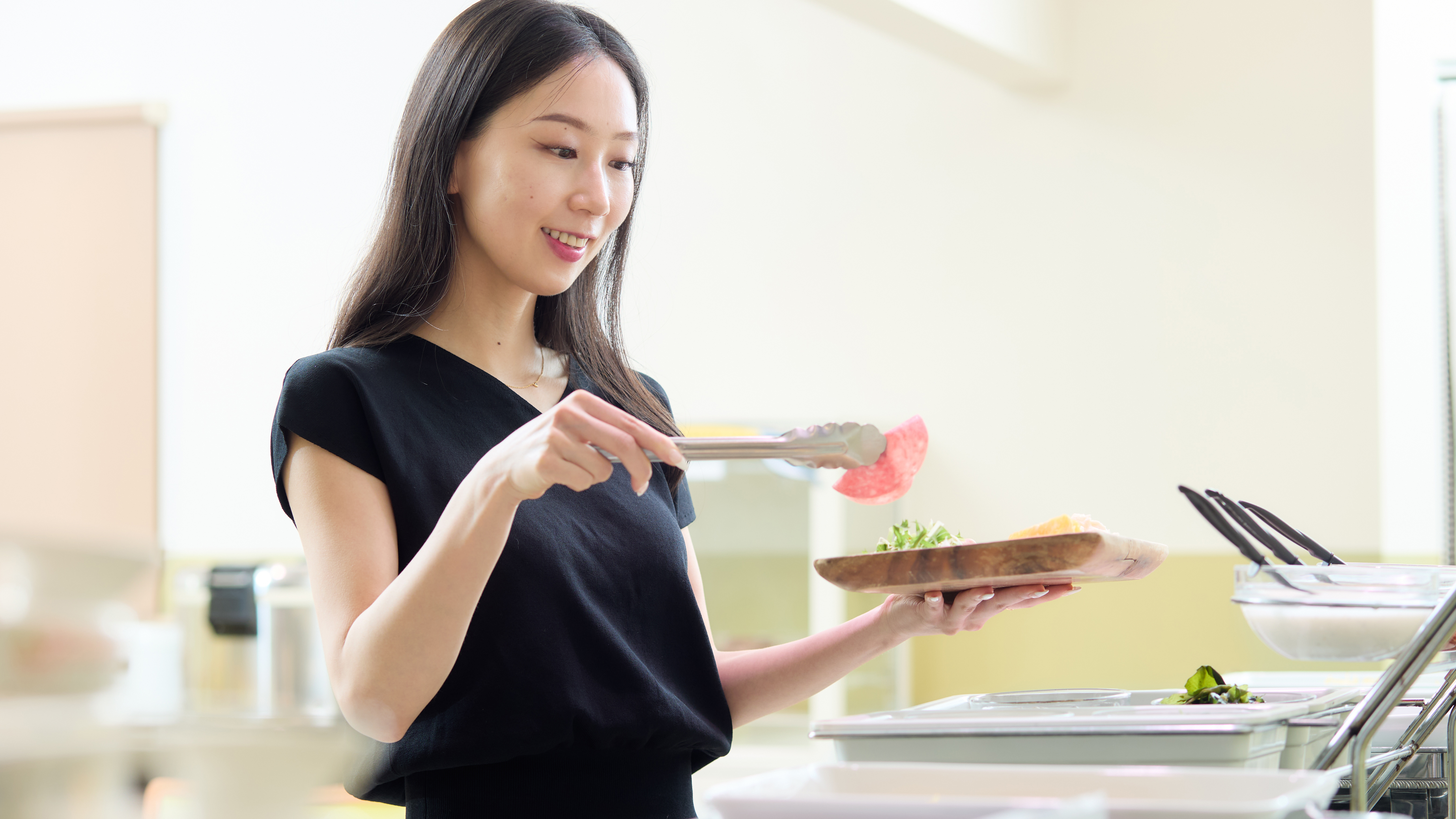 女性に嬉しいサラダバー！野菜もたっぷりお召し上がり下さい。　ドレッシングも３種類ございます♪
