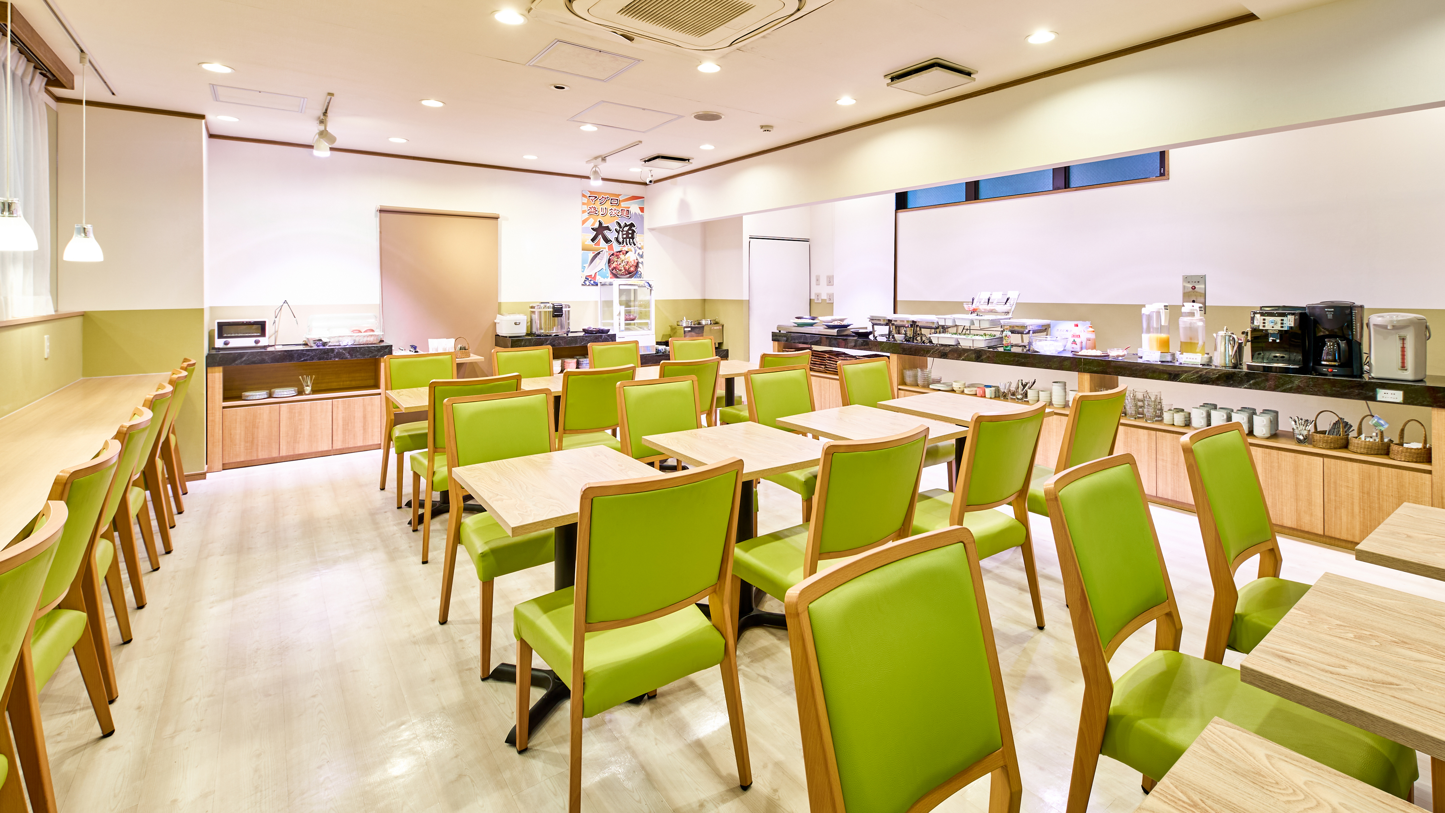 ホテルドルフのメインカラーのグリーンを使った朝食会場。リラックスしてお召し上がりくださいね