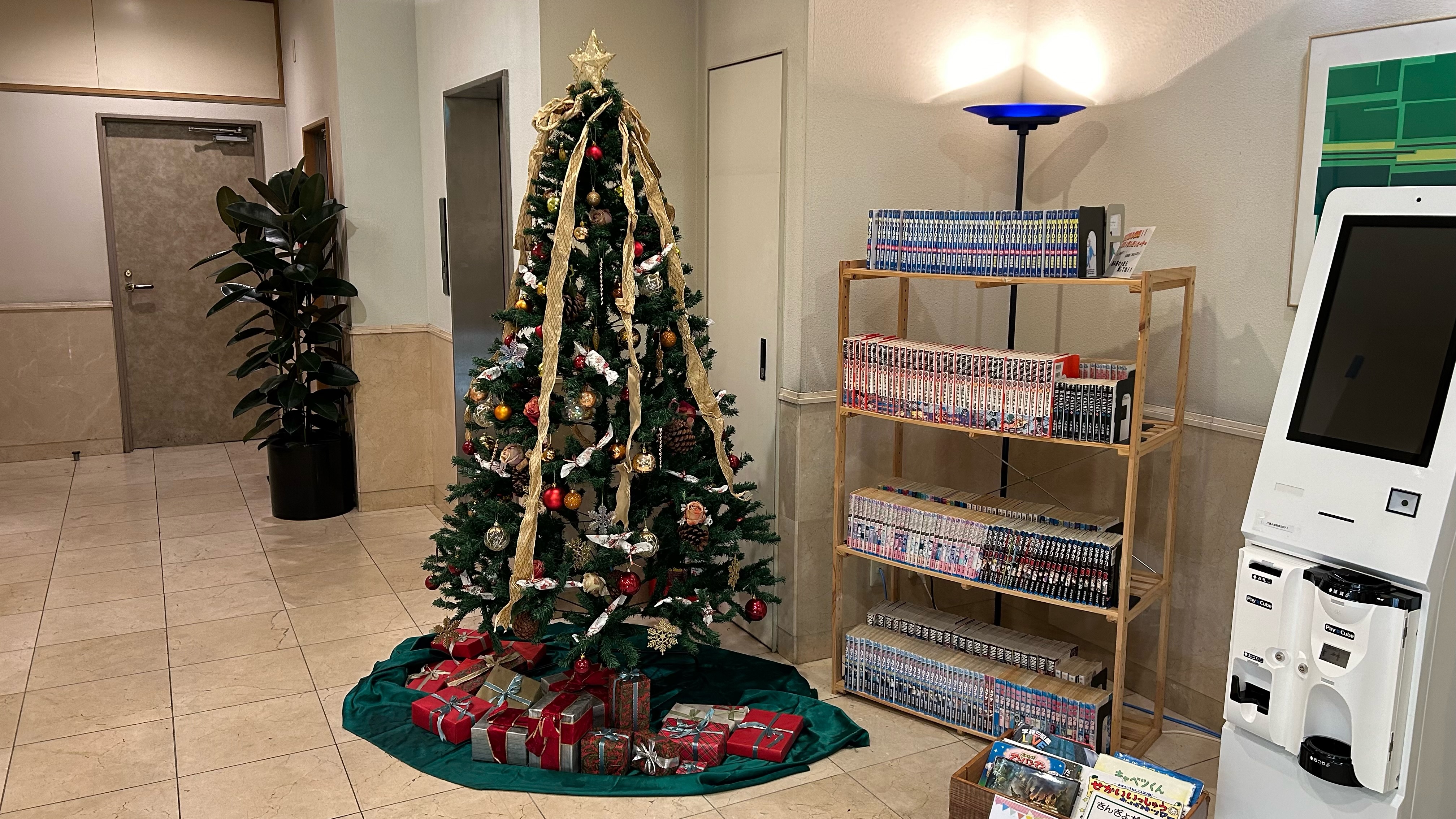 ロビーにクリスマスツリーが登場