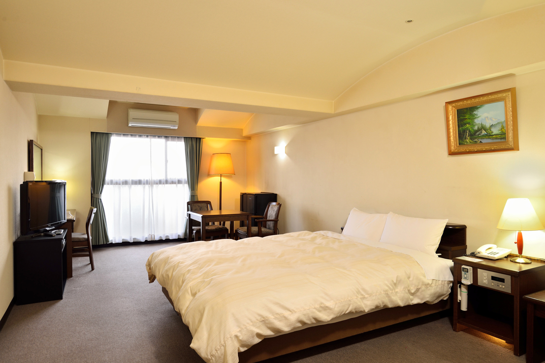 [ 客室例：ダブルルーム ]