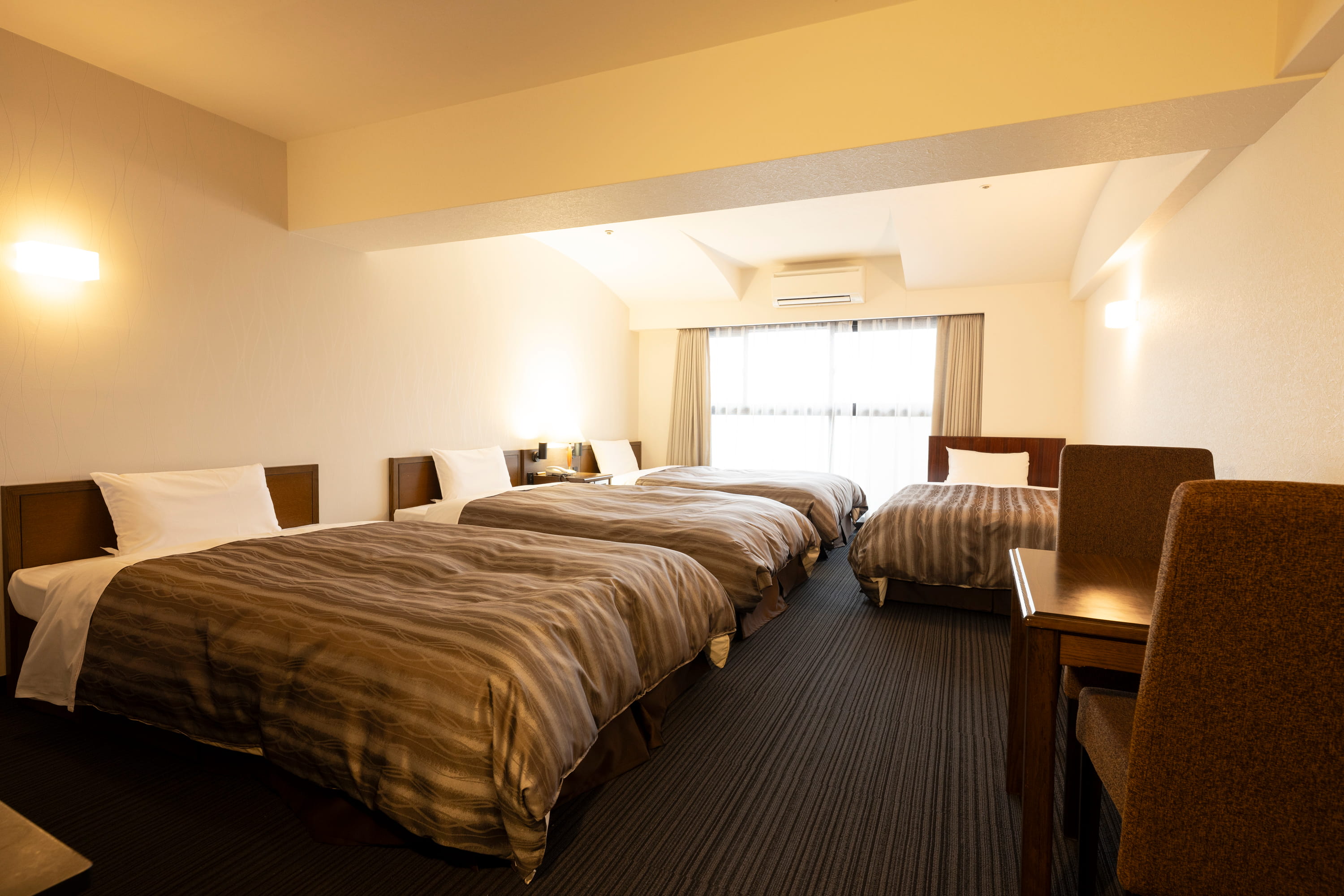 [ 客室例：ファミリールーム ]