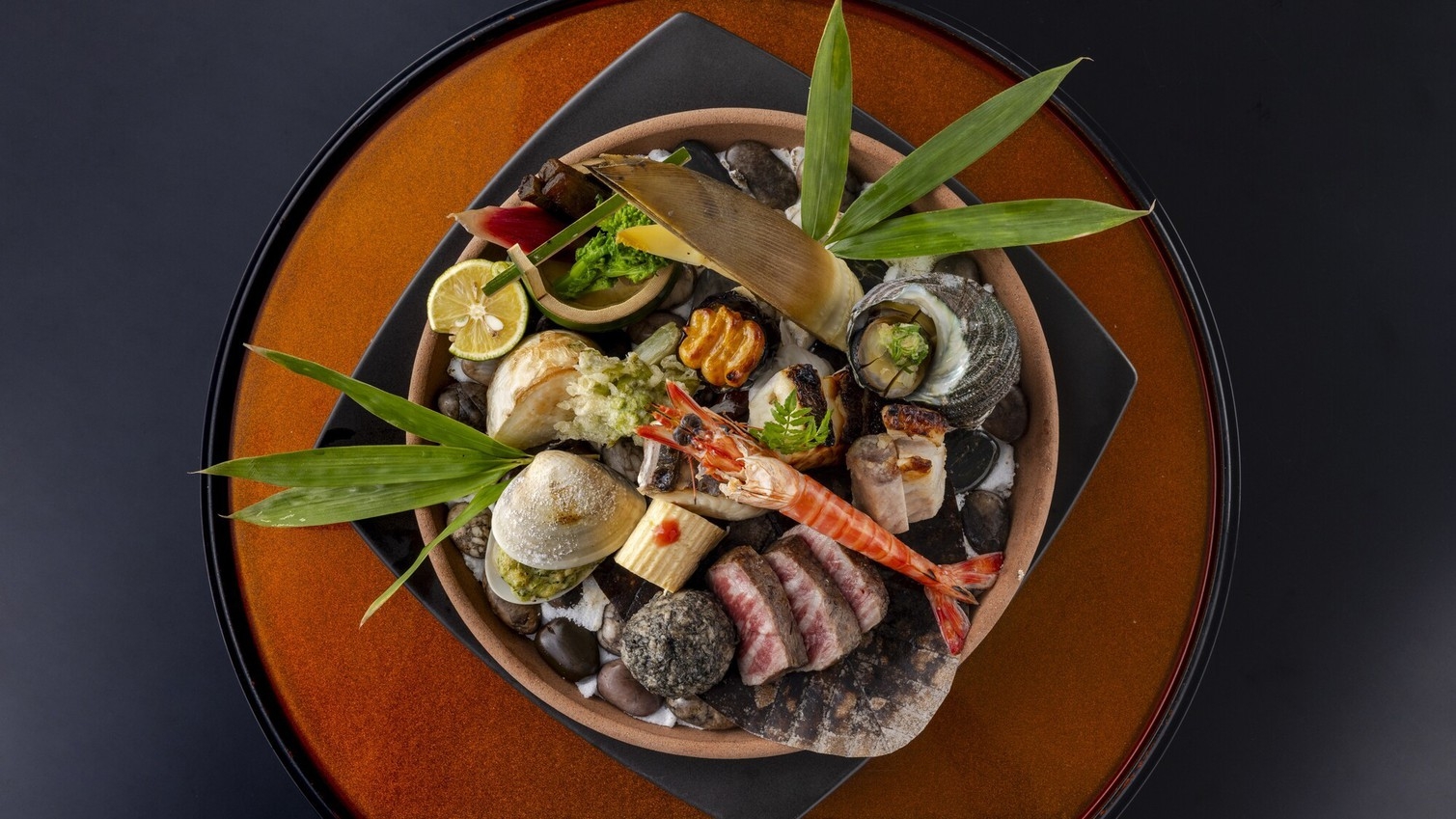 国産牛塩釜焼きや、山海の幸が輝く宝石のような一皿『宝楽焼き御膳』を贅沢に堪能【夕朝食付】
