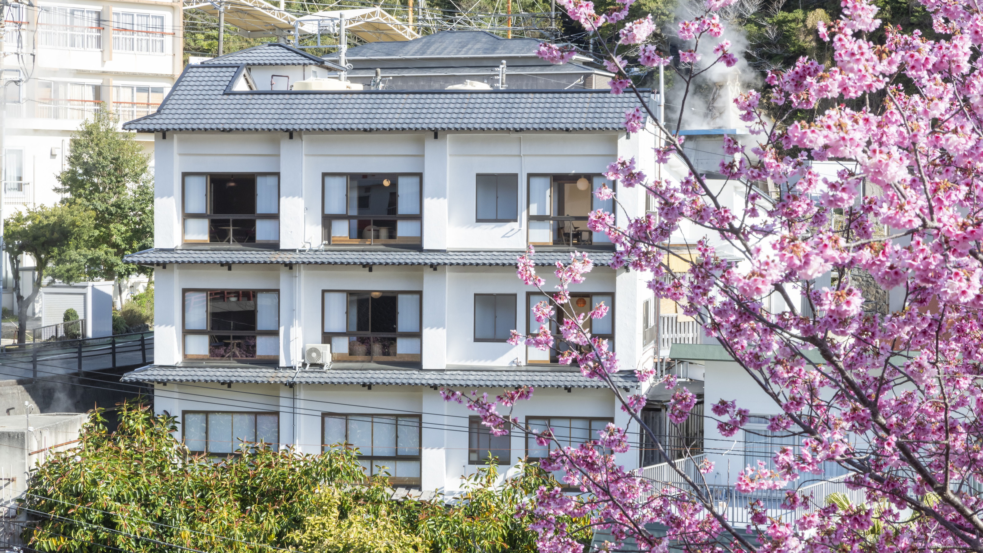 静かな温泉地熱川でゆったりお過ごしください。