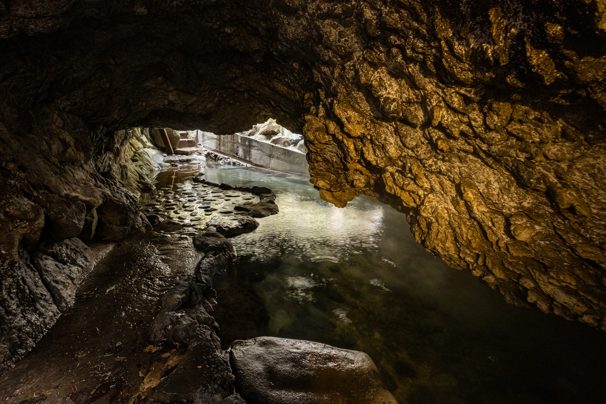 【溶岩洞窟風呂】目の前に本谷川が流れる秘湯温泉