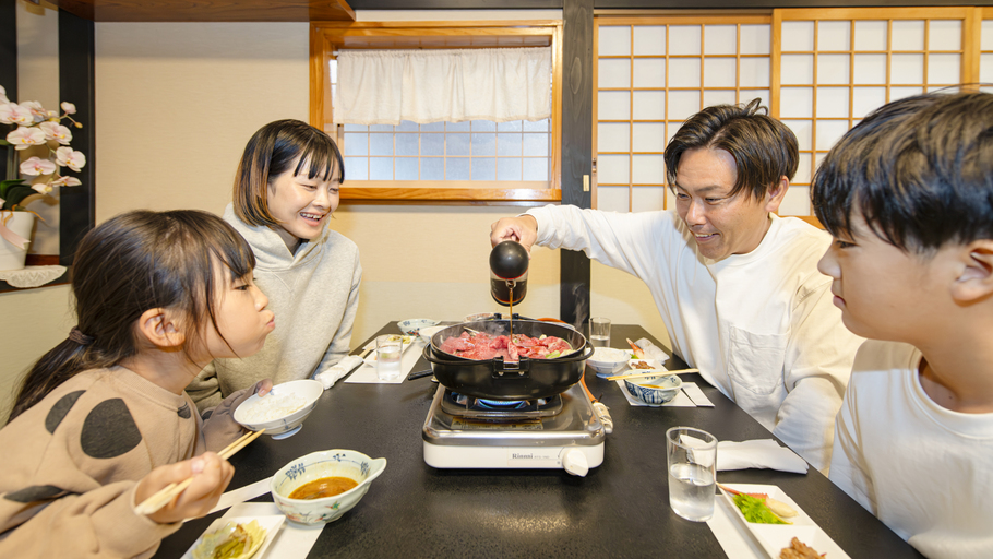 【すき焼き】国産牛使用！たっぷりの自家製野菜と玉子に絡めてどうぞ