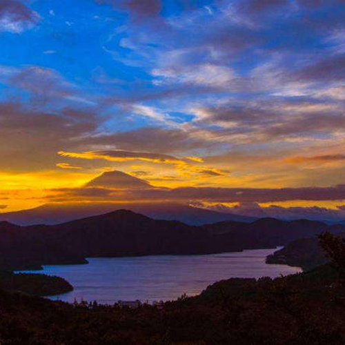 ～芦ノ湖の夕景～神秘的な美しい湖は絶景が広がります。