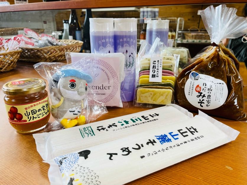 売店にはここでしか買えないオリジナル商品や、立山町の特産品もずらり