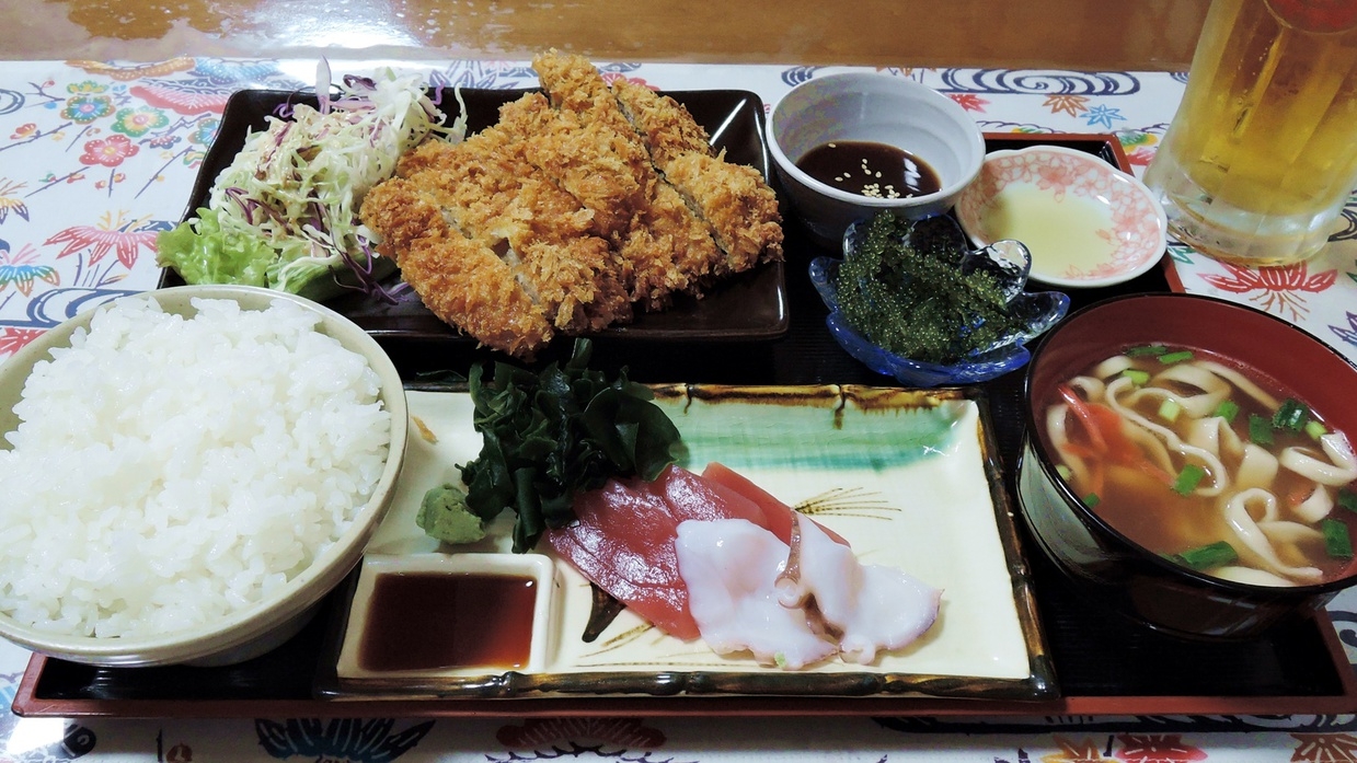 【夕食付】好評の日替わり「ボリュームまんてん」おまかせ定食［現金特価］