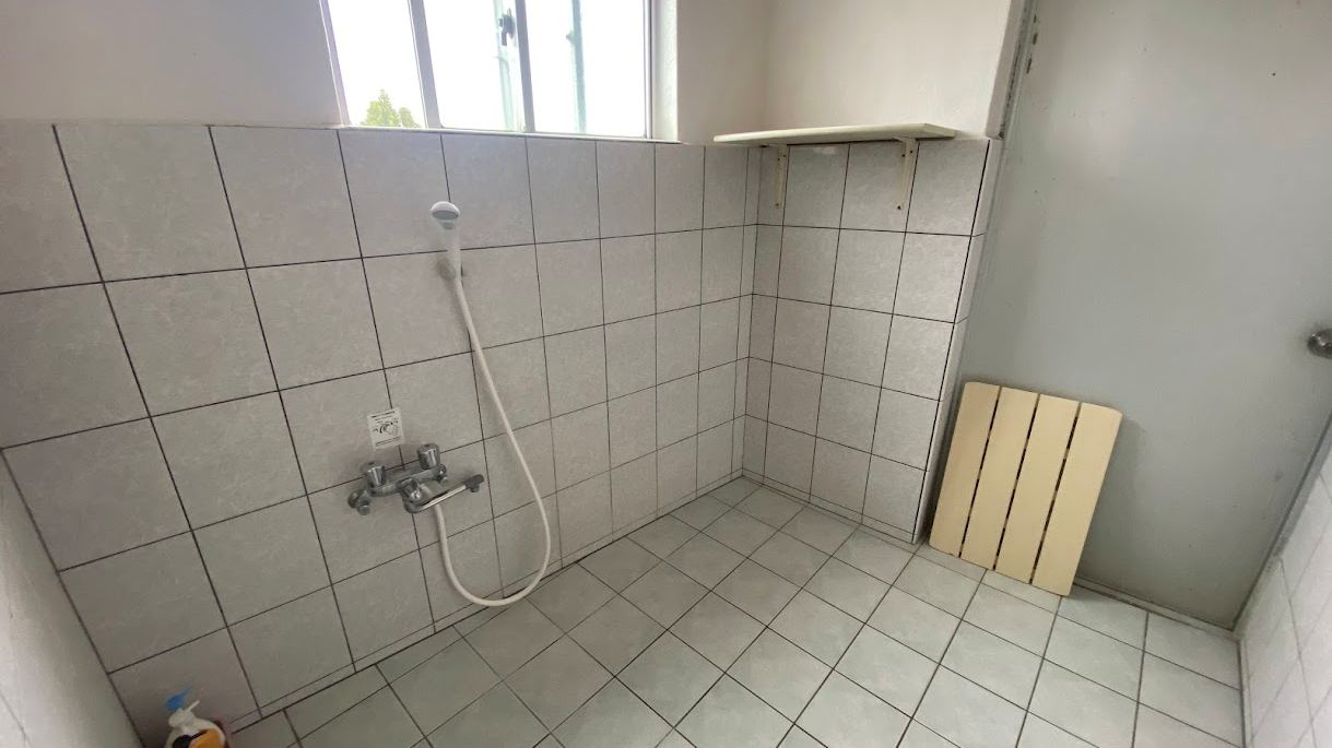 *【共用設備】本館は男女別の共用シャワーです。