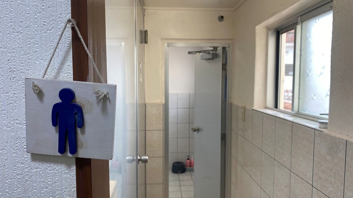 *【共用設備】男女別のトイレを完備、奥にはシャワールーム（本館のみ男女別）もございます。