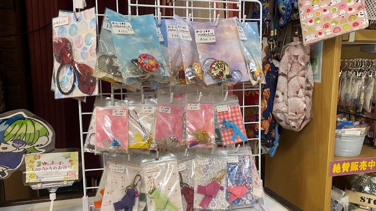 *【売店】手作りの温もり感じる商品が並んでおります。