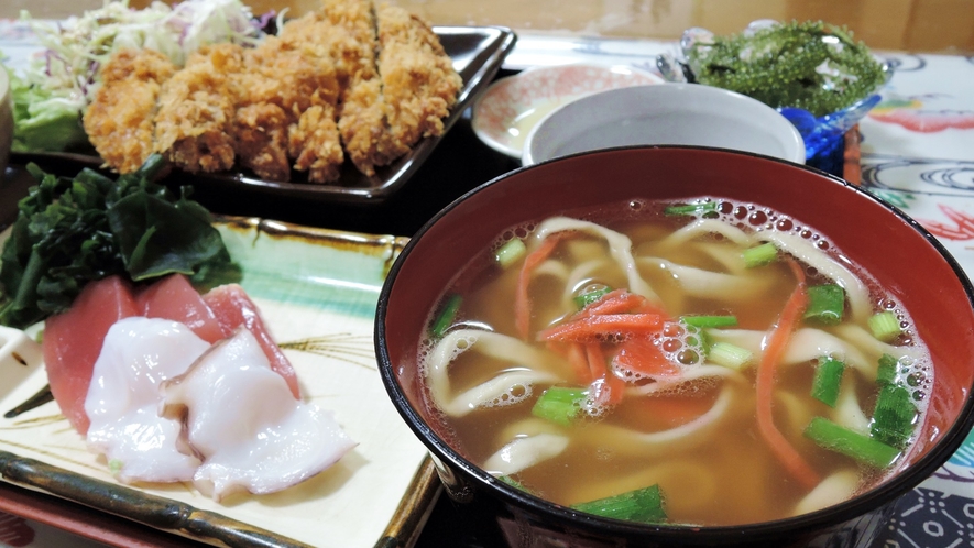 *【夕食一例／ソーキソバ】観光で来られてる方には沖縄料理を盛り込んだお料理を